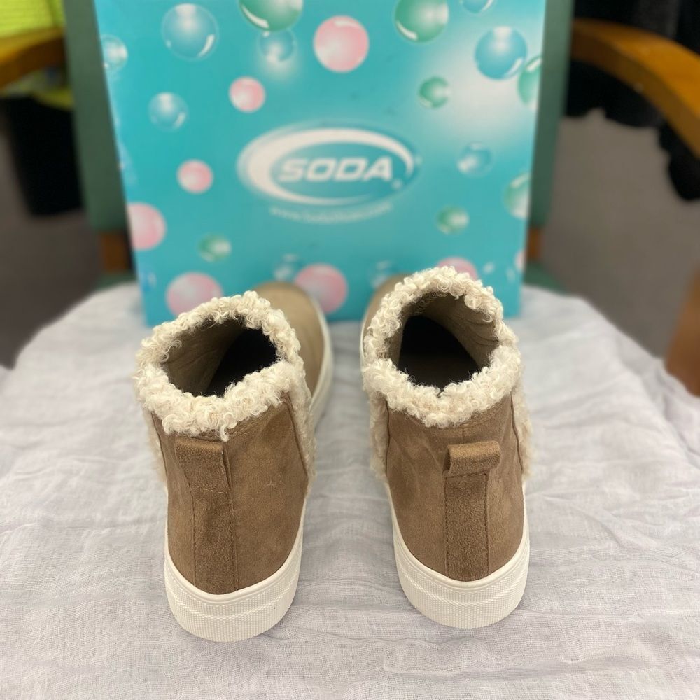 SODA Ladies Figure G Taupe Serpa Platform Booties NEW - Picture 2 of 5
